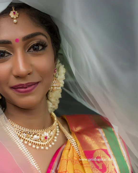 Nahes Bridal-Portrait unter einem Schleier
