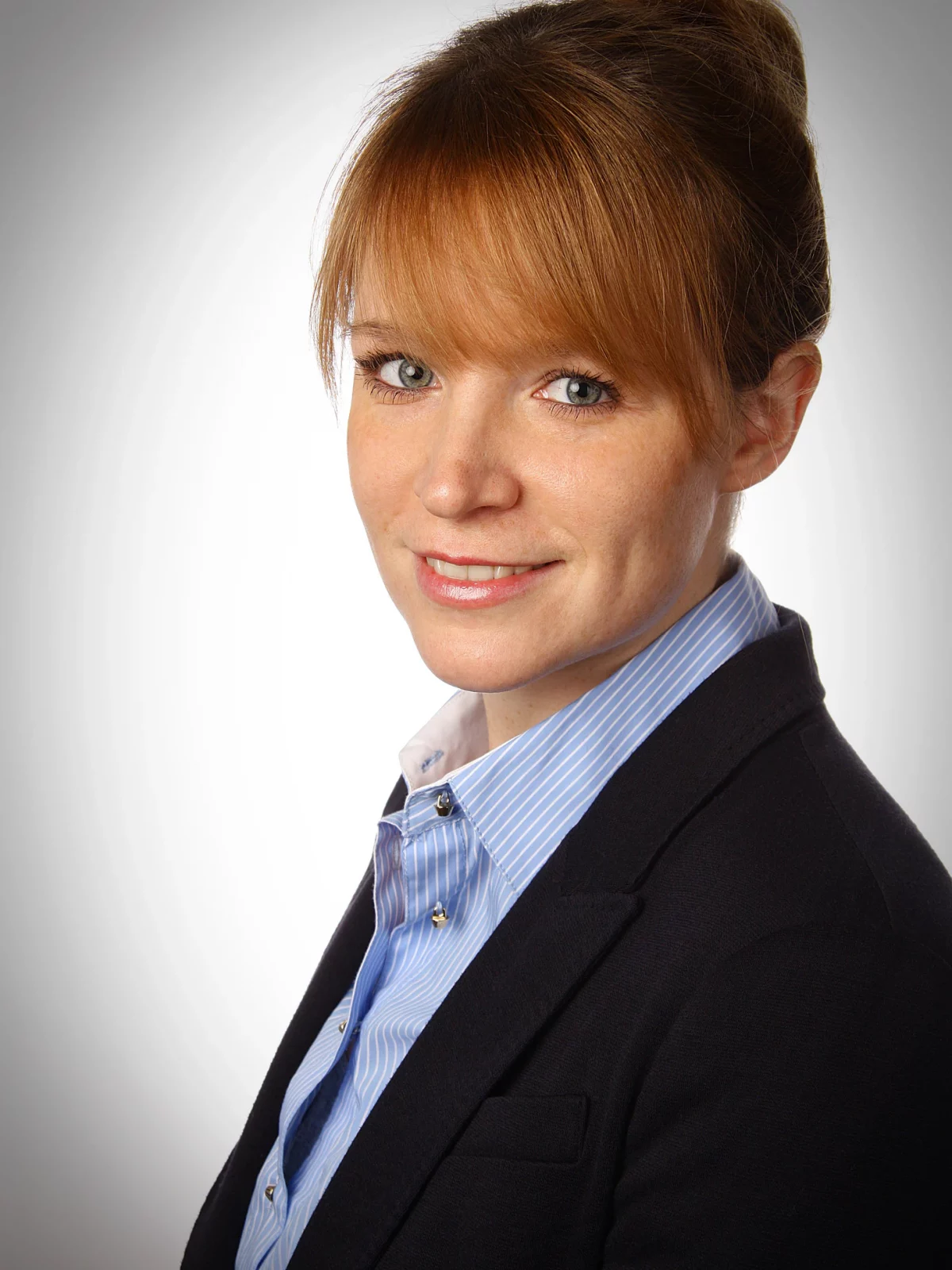 Professionelles Bewerbungsfoto mit dunklem Hintergrund und selbstsicherem Ausdruck