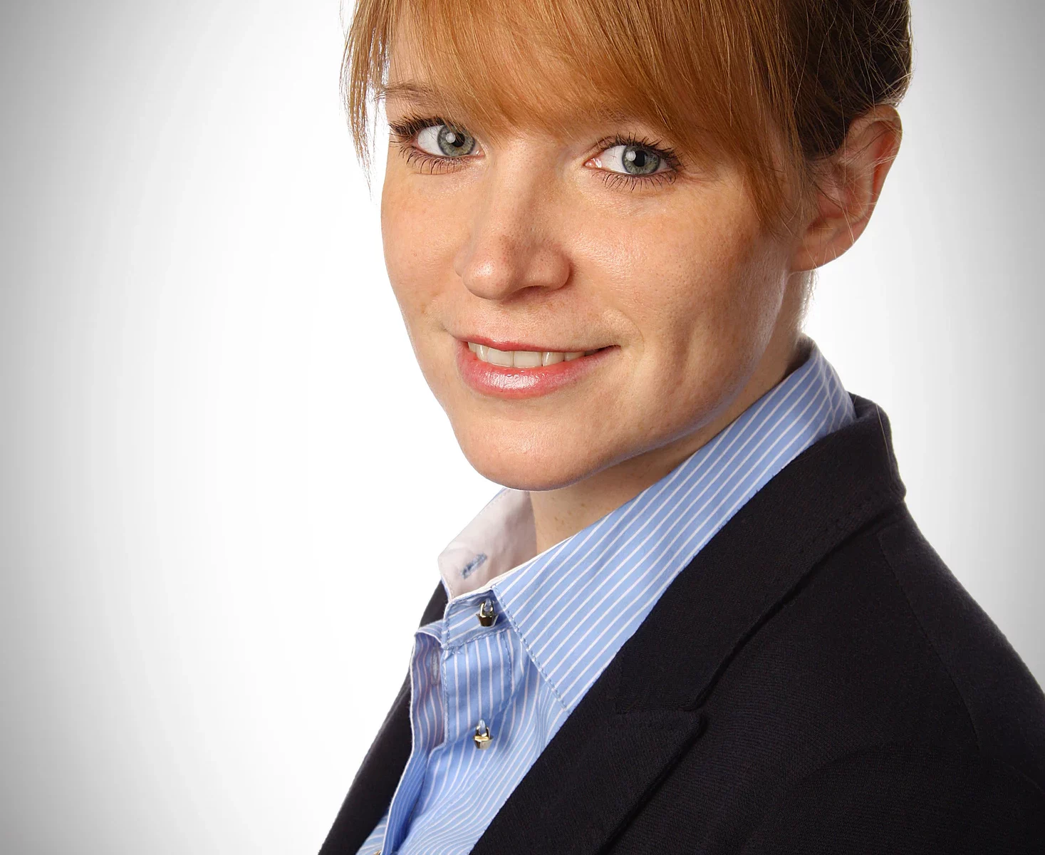 Professionelles Bewerbungsfoto mit dunklem Hintergrund und selbstsicherem Ausdruck