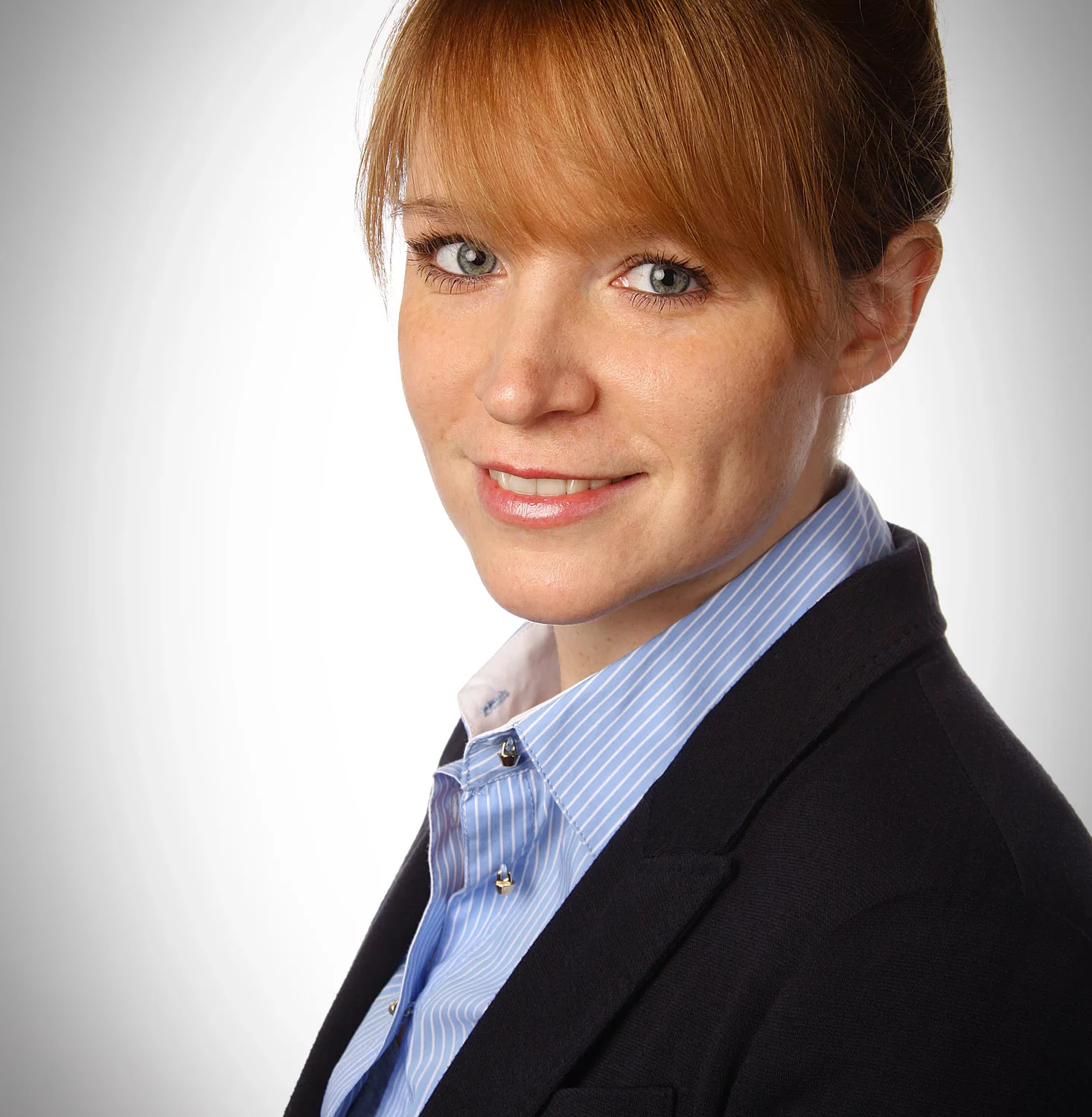 Professionelles Bewerbungsfoto mit dunklem Hintergrund und selbstsicherem Ausdruck