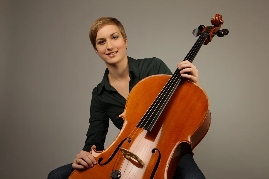 Kreatives Bewerbungsportrait einer Cellistin mit ihrem Instrument