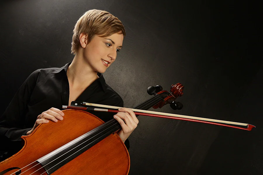 Bewerbungsportrait einer Cellistin in ausdrucksstarker Bewegung