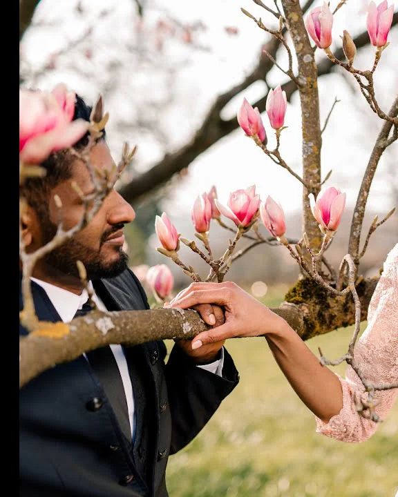 Paar zwischen hellen Blüten